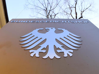 Ein Hinweisschild mit dem Bundesadler vor dem Bundesgerichtshof (BGH) in Karlsruhe. Foto: Uli Deck