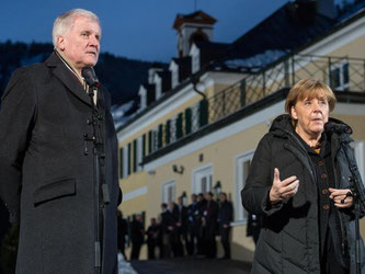 Bayerns Ministerpräsident Horst Seehofer und Bundeskanzlerin Angela Merkel während der Klausurtagung in Wildbad Kreuth. Foto: Matthias Balk