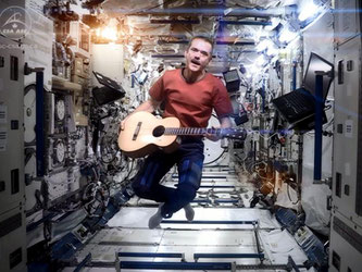 Chris Hadfield mit Gitarre singend im All. Foto: NASA/CSA/Chris Hadfield