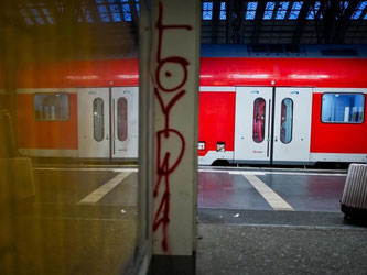 Regionalbahn im Hauptbahnhof in Frankfurt/Main. Die Pünktlichkeit im Regionalverkehr ging im vergangenen Jahr leicht auf 94,2 Prozent zurück. Foto: Christoph Schmidt