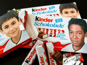 Ferrero-Kinderschokolade-Packungen mit Jugendfotos von Fußball-Nationalspieler Jerome Boateng (u. r.) und Ilkay Gündogan (l.). Foto: Christoph Schmidt