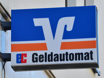 Ein Schild "Geldautomat" der VR Bank Weimar eG, in Kranichfeld (Thüringen). Foto: Martin Schutt