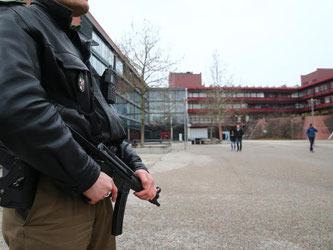 Schwer bewaffneter Polizist auf dem Gelände der Universität Erlangen-Nürnberg. Foto: Daniel Karmann