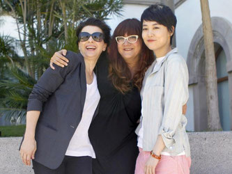 Juliette Binoche (l-r), Isabel Coixet und Rinko Kikuchi bei den Dreharbeiten zu Nobody Wants the Night» in Santa Cruz auf Teneriffa. Foto: Cristobal Garcia