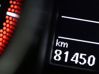 Innerhalb von Sekunden können Betrüger den Kilometerstand verändern. Autokäufer sollten deshalb gut aufpassen. Foto: Oliver Berg