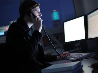 Spätabends noch im Büro hocken? Überstunden sind für viele ganz normal. Wer dauerhaft länger arbeitet, als vertraglich vorgesehen ist, sollte mit dem Betriebsrat sprechen. Foto: Oliver Berg