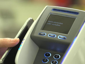 NFC-fähige Handys müssen zum Bezahlen einfach nur kurz ans Terminal gehalten werden. Foto: GS1 GmbH/Marcus Meertz
