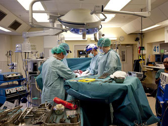 Ärzte in Göteborg in Schweden transplantieren eine Gebärmutter (Archivbild). Erstmals ist dies nun auch in Deutschland gelungen. Foto: Johan Wingborg