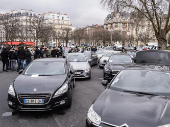 Französische Taxifahrer in Paris protestieren gegen den Fahrdienst Uber. Foto: Christophe Petit Tessone