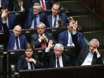Ministerpräsidentin Beata Szydlo, PiS-Chef Jaroslaw Kaczynski und sein Vize Ryszard Terlecki bei der Abstimmung im Parlament. Foto: Rafal Guz