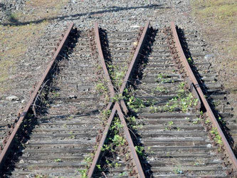 Ins Nichts führen diese stillgelegten Schienen der Deutschen Bahn auf dem Güterbahnhof in Frankfurt am Main. Foto: Boris Roessler/Illustration