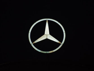 «Wir haben Mercedes kontaktiert und Testergebnisse für die amerikanischen Dieselmotoren eingefordert», sagte der Direktor der US-Umweltbehörde, Christopher Grundler. Foto: Foto: Marijan Murat/Archiv