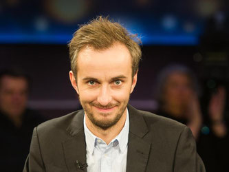 Jan Böhmermann will am 12. Mai mit einer neuen Folge seiner TV-Satire «Neo Magazin Royale» ins Fernsehen zurückkehren. Foto: Ole Spata/Archiv