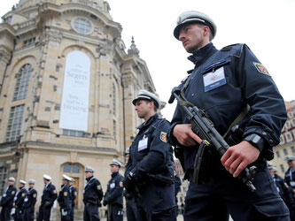 Polizisten sichern den Neumarkt vor der Frauenkirche in Dresden. Foto: Jan Woitas