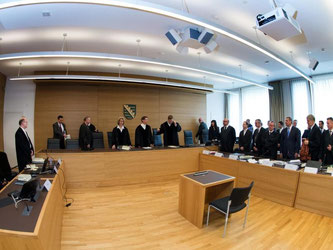 Gerichtssaal des Landgerichts in Dresden: Gut zwei Jahre nach Bekanntwerden des Betrugsskandals beim Infinus-Finanzkonzern hat die strafrechtliche Aufarbeitung begonnen. Foto: Arno Burgi