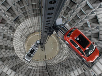 Autos in einem der Autotürme der Autostadt in Wolfsburg: Das deutsche Bruttoinlandsprodukt stieg im vierten Quartal gegenüber dem Vorquartal um 0,3 Prozent. Foto: Jochen Lübke