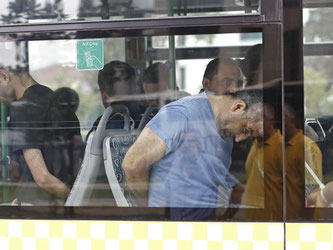 Verhaftete türkische Soldaten werden am 20. Juli mit dem Bus zu einer Gerichtsverhandlung in Istanbul gefahren. Mehr als zwei Wochen nach dem gescheiterten Putschversuch ist unklar, wohin viele Gefangene gebracht wurden oder was mit ihnen passiert ist. Fo