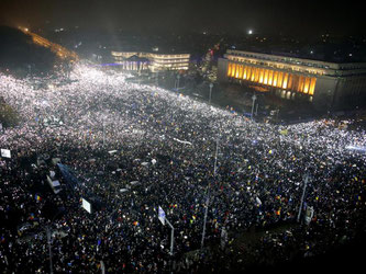 Fast eine halbe Million Menschen gingen bei landesweiten Protesten auf die Straße. Foto: Darko Bandic