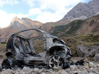Ein ausgebranntes Auto steht auf einer Höhe von etwa 1400 Metern in den Allgäuer Bergen. Foto: Benjamin Liss