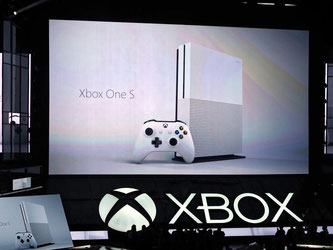 Die neue XBox One s ist kleiner als ihr Vorgänger und hat eine verbesserte Grafikleistung. Foto: EPA/Mike Nelson