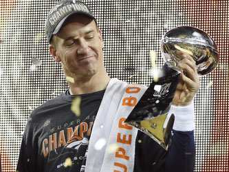 Denvers Quarterback Peyton Manning ist stolz auf die Vince-Lombardi-Trophy. Foto: John G. Mabanglo