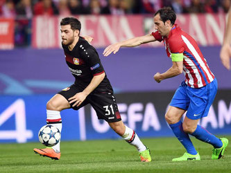 Leverkusens Kevin Volland geht an Atléticos Diego Godin (r) vorbei. Foto: Federico Gambarini