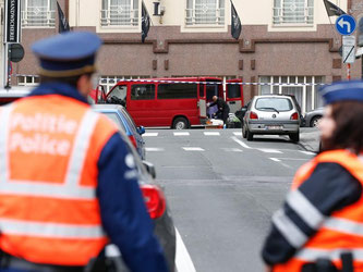 Polizisten sperren in der Nähe des EU-Parlaments in Brüssel eine Straße. Foto: Laurent Dubrule