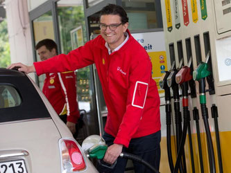 Nach dem Tanken wird an der Kasse überprüft, ob es in der Nähe günstigeren Treibstoff gibt. Foto: Christian Charisius