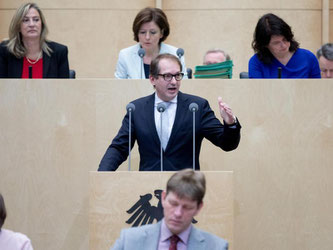 Verkehrsminister Dobrindt kann nun die nächsten Schritte für die Maut-Einführung angehen. Foto: Kay Nietfeld