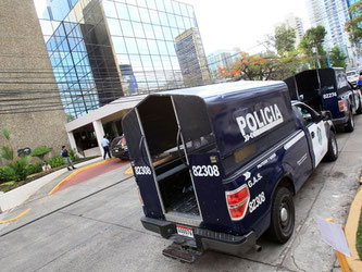 Vor den Geschäftsräumen in Panama-Stadt bezogen Polizisten Stellung. Foto: Alejandro Bolivar