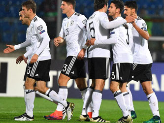 Die deutschen Spieler feiern den Auftakttreffer gegen San Marino. Foto: Ettore Ferrari