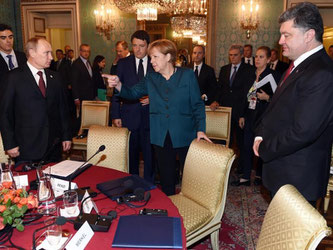 Krisentreffen in Mailand: Wladimir Putin (v.l.), Angela Merkel und Petro Poroschenko. Foto: Daniel Dal Zennaro