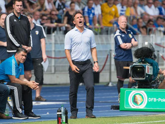 HSV-Trainer Bruno Labbadia steht durch das Aus im Pokal bereits vor dem ersten Bundesliga-Spieltag massiv unter Druck. Foto: Sebastian Kahnert