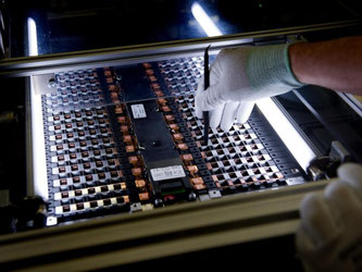 Mitarbeiter der Deutsche ACCUmotive arbeitet an einer Zelle für eine Smart III-Batterie vom Typ E18-1/W451. Foto: Arno Burgi