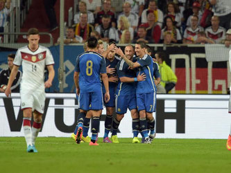 Die Argentinier jubeln nach dem Treffer zum 1:0 gegen Deutschland. Foto: Federico Gambarini