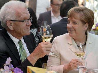 Vertrauensverhältnis: Winfried Kretschmann, Ministerpräsident von Baden-Württemberg, mit Bundeskanzlerin Angela Merkel. Foto: Maurizio Gambarini/Archiv