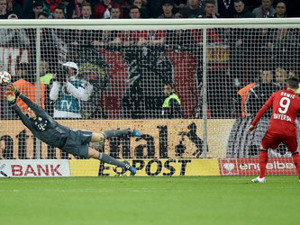Manuel Neuer hält den Elfmeter von Josip Drmic - die folgenden Schützen trafen alle. Foto: Jonas Güttler
