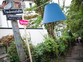 Ein Lampenschirm hängt an der Taubenstaffel in Stuttgart. Foto: Christoph Schmidt