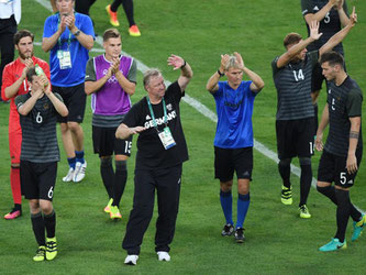 Horst Hrubesch nimmt die Niederlage mit Größe und führt die Silbermedaillengewinner zur Ehrenrunde. Foto: Sebastian Kahnert