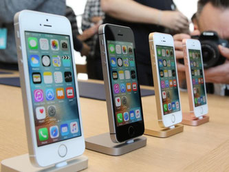 Apple stellt in seinem Hauptquartier in Cupertino ein kleineres iPhone SE vor. Foto: Christoph Dernbach