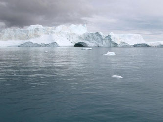 Eisberge treiben im Eisfjord von Ilulissat auf Grönland. Foto: Ulrich Scharlack/Archiv