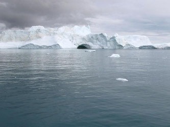 Eisberge treiben im Eisfjord von Ilulissat auf Grönland. Foto: Ulrich Scharlack/Archiv