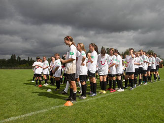 Mädchen beim Vereinsfußball. Foto: Jens Wolf/Archiv