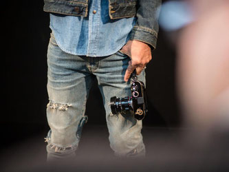 Rockmusiker Lenny Kravitz fotografiert mit einer Leica-Kamera. Fotoapparate der Marke sind wieder ein beliebtes Lifestyle-Objekt. Foto: Frank Rumpenhorst