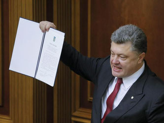 «Historischer Moment»: Der ukrainische Präsident Petro Poroschenko zeigt das Assoziierungsabkommen. Foto: Sergej Dolzhenko
