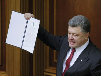 «Historischer Moment»: Der ukrainische Präsident Petro Poroschenko zeigt das Assoziierungsabkommen. Foto: Sergej Dolzhenko