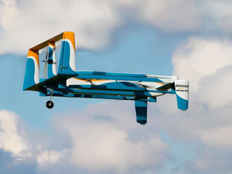 Die zweite Version der Amazon-Drohne erinnert mehr an ein kleines Flugzeug, kann aber auch senkrecht starten und landen. Foto: Amazon/dpa