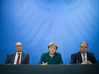 Bundeskanzlerin Angela Merkel zwischen Erwin Sellering (l, SPD), Ministerpräsident von Mecklenburg-Vorpommern, und Reiner Haseloff (CDU), Ministerpräsident von Sachsen-Anhalt. Foto: Klaus-Dietmar Gabbert