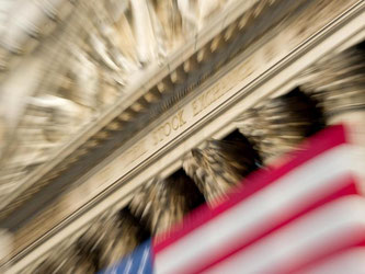 Blick auf das Eingangsportal der Börse in New York. Wird der neue US-Präsident Regulierungen des Finanzmarktes zurückdrehen? Foto: Sven Hoppe