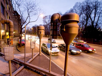 Autos fahren an einer Feinstaub-Messstation in Stuttgart vorbei. Foto: Daniel Naupold/Archiv